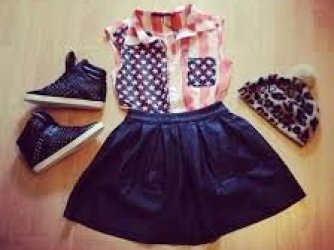 Uma Blusa Dos E.U.A e Uma Saia Preta e UMA Toca De Tigre e Um Tênis Preto